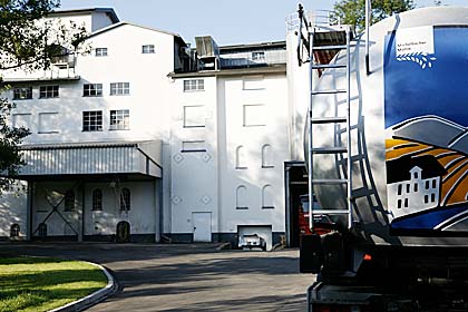 Silowagen vor Michelbacher Mühle